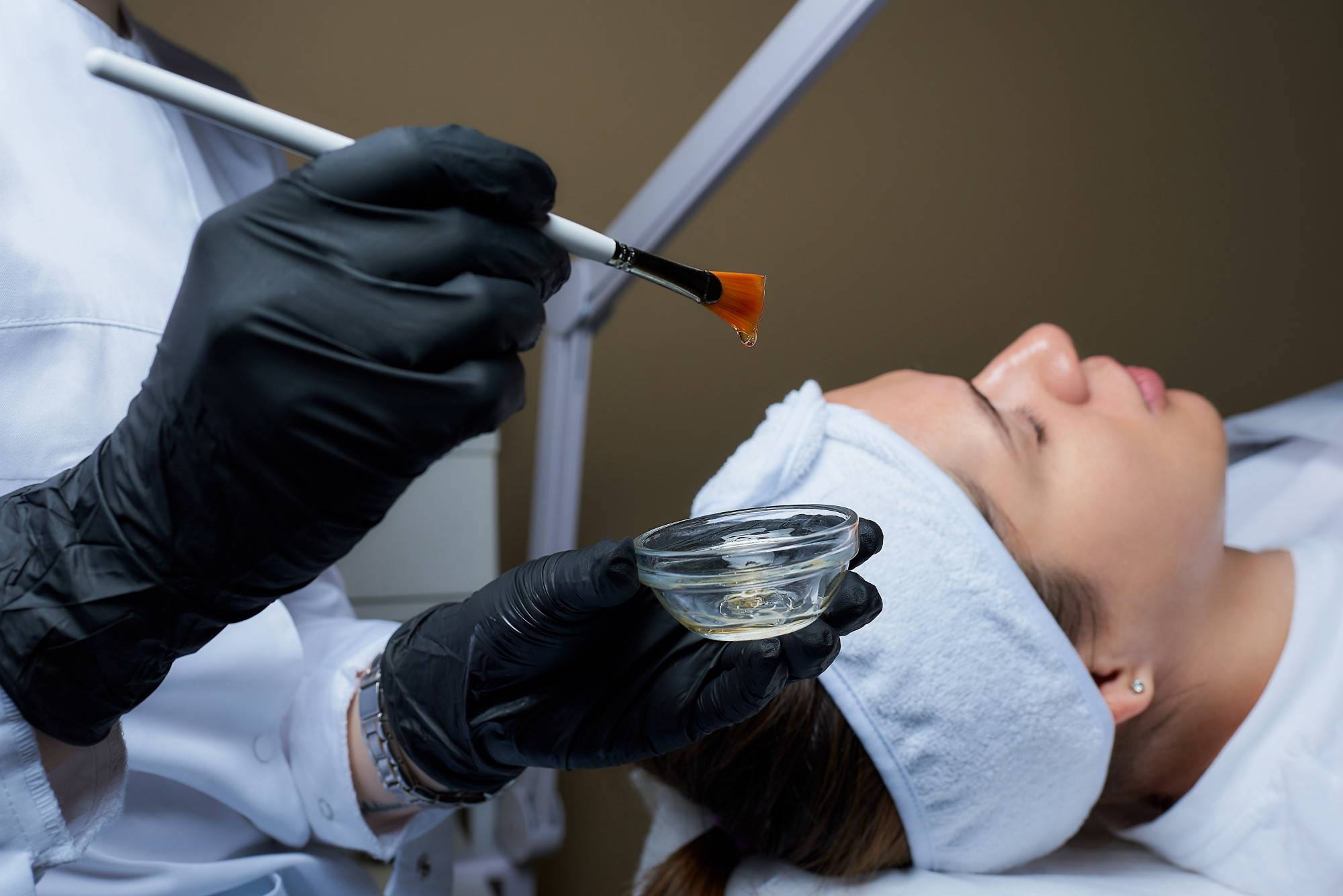 Czym się różni peeling enzymatyczny od trychologicznego?